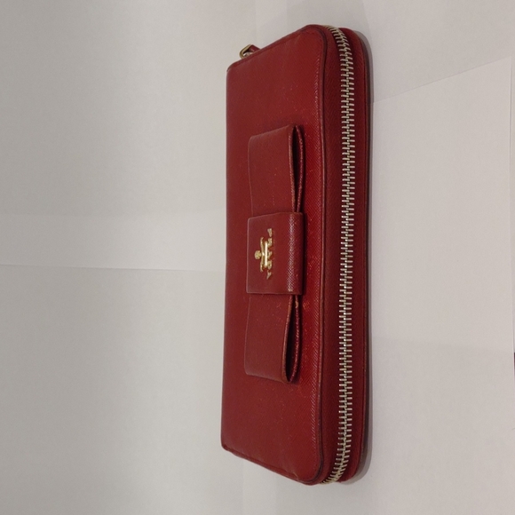 Prada red saffiano leather bow front zip around long wallet - Picture 5 of 12